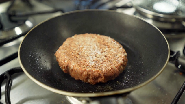 在煎锅上做素食汉堡时加香料视频素材