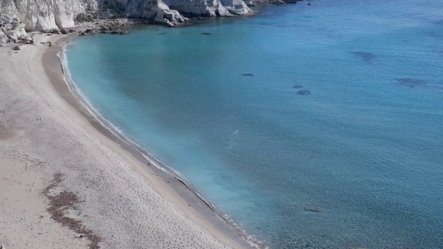 碧绿的海湾和群山之间空旷的海滩视频素材