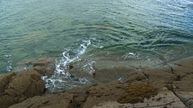 海浪拍打着大岩石视频素材