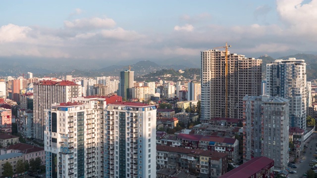 城市间隔拍摄。高地上有摩天大楼和贫民窟的大城市。巴统,格鲁吉亚视频素材