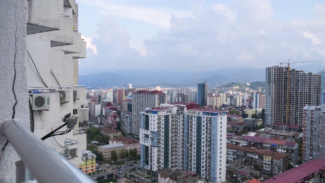 有建筑工地、摩天大楼、交通和山脉的城市空间。间隔拍摄。巴统,格鲁吉亚视频素材