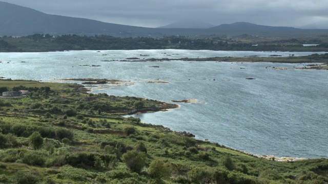 近海山区平原上的家庭视频素材