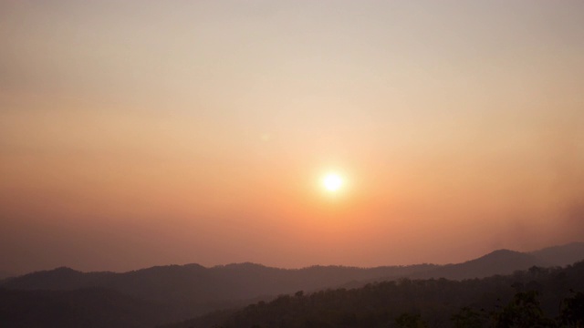 时间流逝的日落在山上。尘、雾、霾场景。视频素材