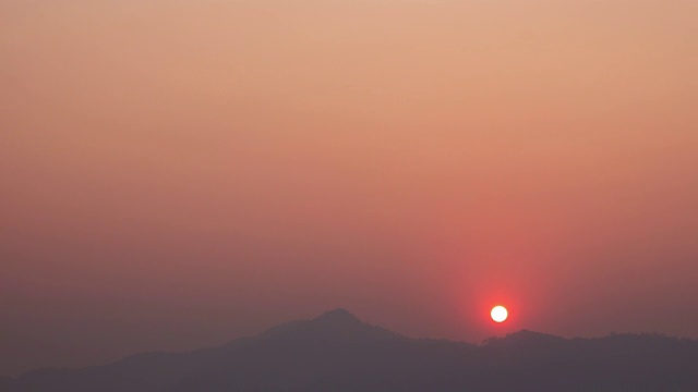 时间流逝的日出在山上。尘、雾、霾场景。视频素材