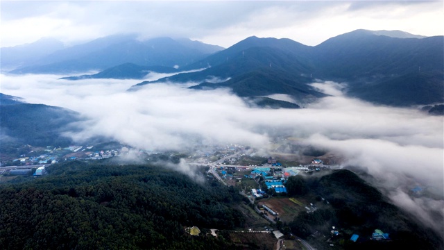 韩国京畿道山村上空的云海视频素材