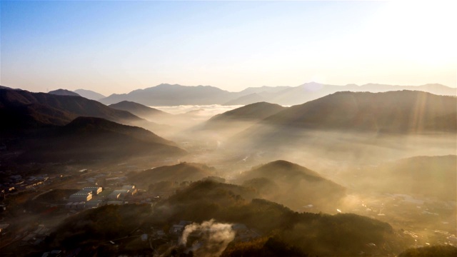 在韩国京畿道山的一个村庄，云海和光线视频素材