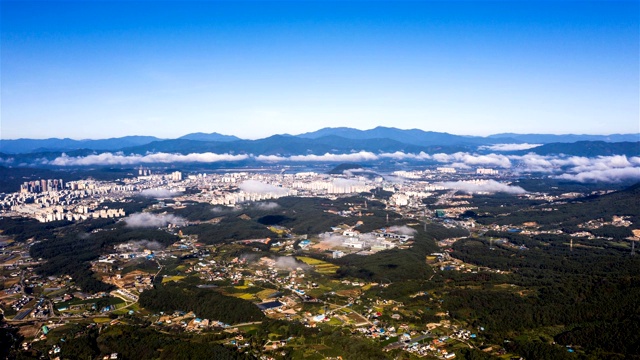 韩国江原道山上的村庄上空的云海视频素材