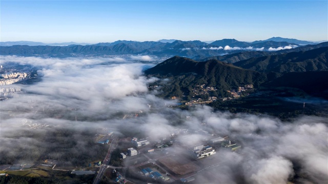 韩国江原道山上的村庄上空的云海视频素材