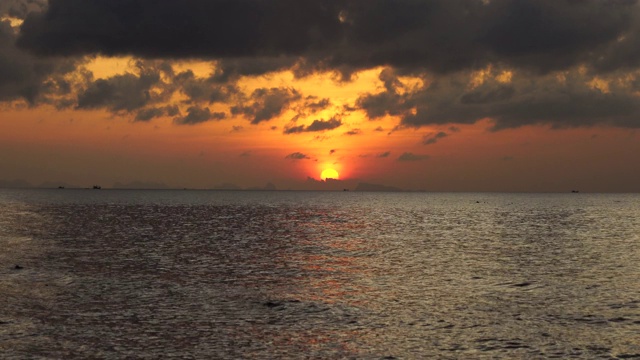 泰国帕岸岛，海面上美丽的日落视频素材