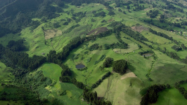 鸟瞰图郁郁葱葱的山地农田森林和池塘在Zipaquira，哥伦比亚视频素材