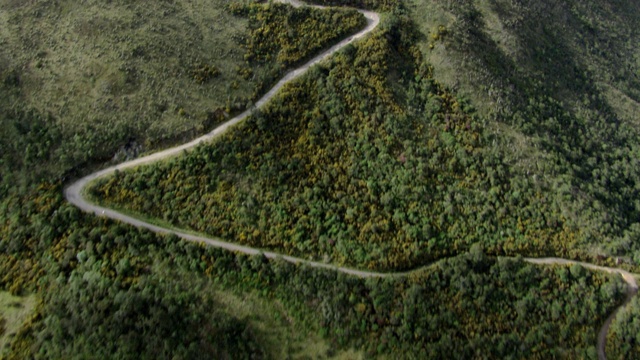 哥伦比亚科瓜附近陡峭的山区土路上的折回鸟瞰图视频素材