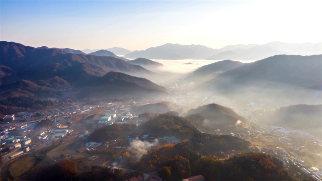 在韩国京畿道山的一个村庄，云海和光线视频素材