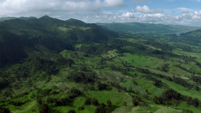 鸟瞰郁郁葱葱的山景观与Neusa水库在距离，Zipaquira，哥伦比亚视频素材