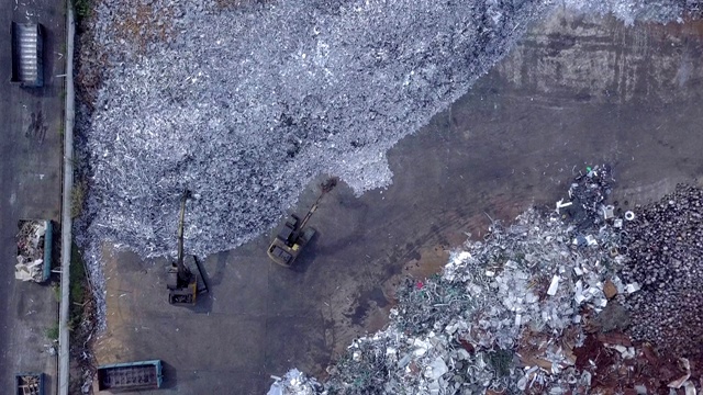 鸟瞰图垃圾场与废金属回收视频素材