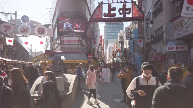 行人拥挤在东京上野美代子市场购物视频素材