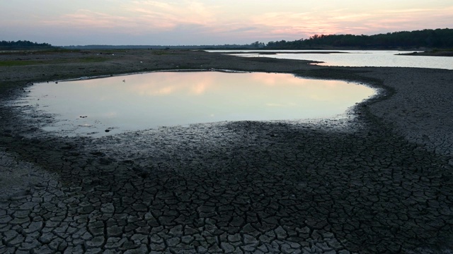 气候变化和干旱土地，水危机和全球变暖视频素材