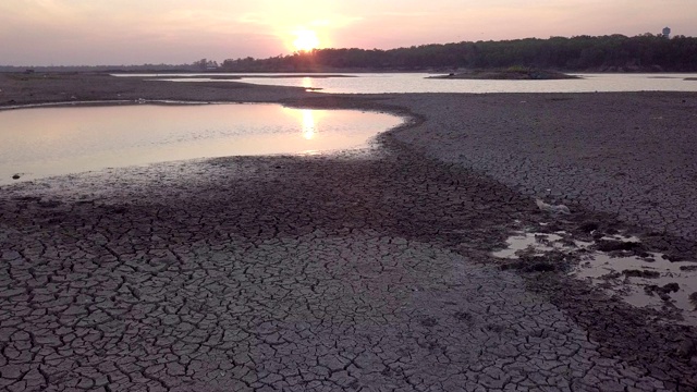 气候变化和干旱土地，水危机和全球变暖视频素材