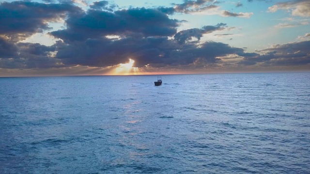 飞过海面，船只搁浅视频素材