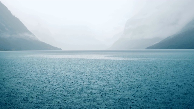 抽象的背景，雨滴落在水面上。挪威美丽的自然景观。洛达尔河谷的洛瓦内特湖。视频素材