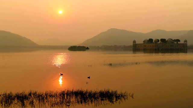 Jal Mahal(意为水宫)是印度拉贾斯坦邦首府斋浦尔曼萨加尔湖中部的一座宫殿。视频素材