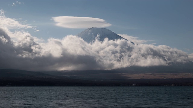 富士山上的透镜状云(延时/放大)视频素材