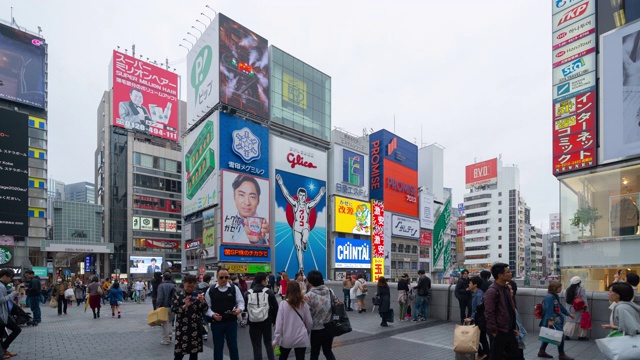 日本大阪市- 01/03/ 2020:格力高标志在道顿武里地区的时间流失，著名的旅游景点与广告标志和成群的游客与看板。购物中心、关西。视频素材