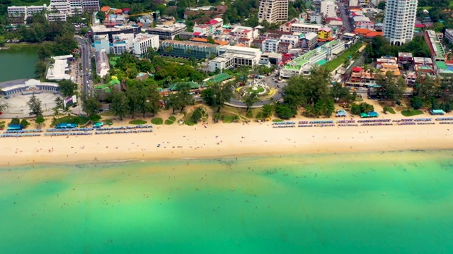 沿卡隆海滩和泰国普吉岛旅游区飞行，在印度洋和旅游区相框中。航拍视频视频素材