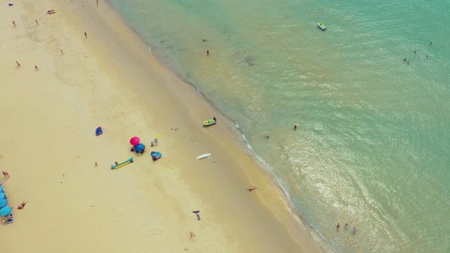 沿卡隆海滩和泰国普吉岛旅游区飞行，在印度洋和旅游区相框中。航拍视频视频素材