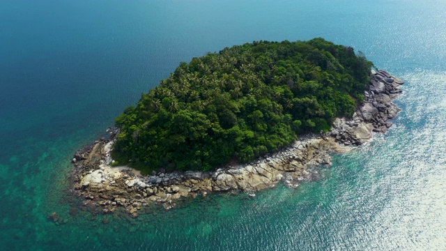 美丽的岩石森林岛，空中全景Ko Pu against山区普吉岛景观为背景。覆盖石岛的热带丛林深处。船航行。空中视频素材