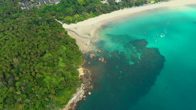 美丽的岩石森林岛，空中全景Ko Pu against山区普吉岛景观为背景。覆盖石岛的热带丛林深处。船航行。空中视频素材