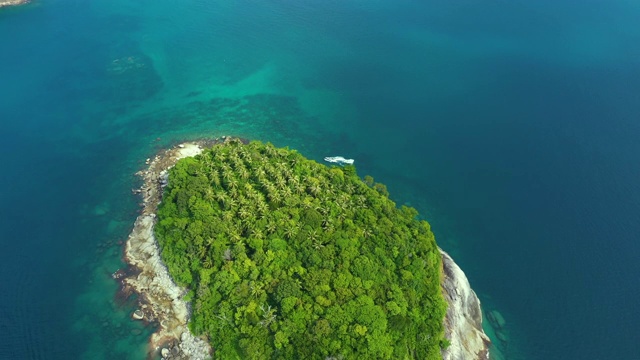 美丽的岩石森林岛，空中全景Ko Pu against山区普吉岛景观为背景。覆盖石岛的热带丛林深处。船航行。空中视频素材