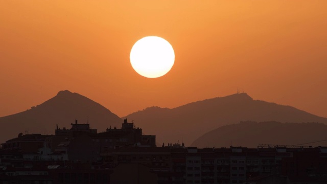 日出和日落在山峦和城市建筑的剪影视频素材