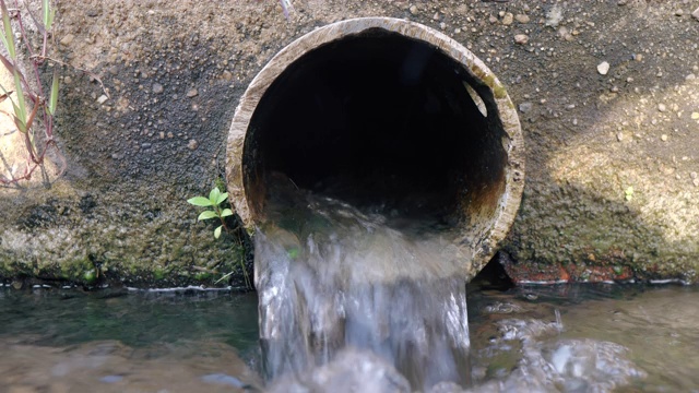 街道排水或污水人孔网格系统视频素材