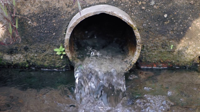 4次慢动作街道排水或污水人孔网格系统。视频素材