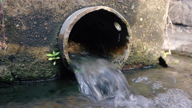 街道排水或污水人孔网格系统视频素材