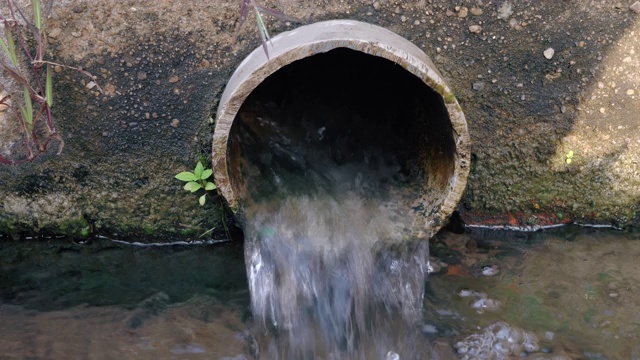 街道排水或污水人孔网格系统视频素材