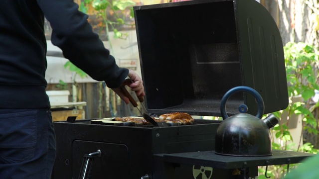 准备户外烧烤野餐的男人视频素材