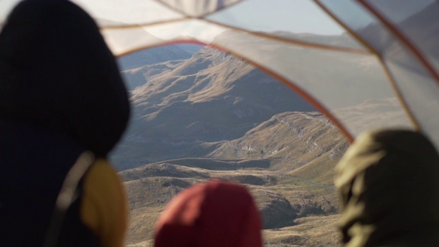 快乐的旅行者单身母亲和孩子们在旅行帐篷里玩耍。特写镜头视频素材