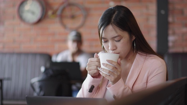 年轻女子享受她的早晨咖啡视频素材