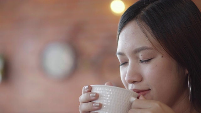 年轻女子在咖啡店享受她的早晨视频素材