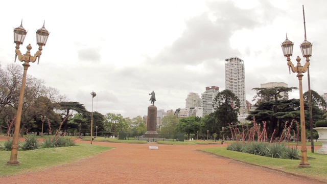 阿根廷布宜诺斯艾利斯巴勒莫公园 (Bosques de Palermo) 旧灯笼中的胡安·曼努埃尔·德·罗萨斯纪念碑。视频素材