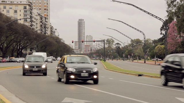 阿根廷布宜诺斯艾利斯Libertador大道上的汽车。视频素材