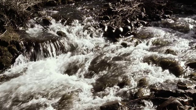 南美阿根廷巴塔哥尼亚山区河流。视频素材