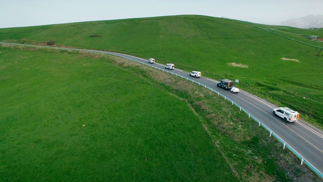 汽车在中国新疆的乡村道路上行驶的鸟瞰图。视频素材