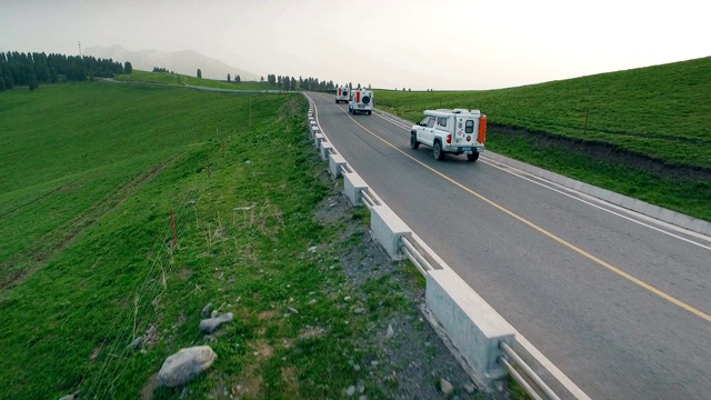 汽车在中国新疆的乡村道路上行驶的鸟瞰图。视频素材