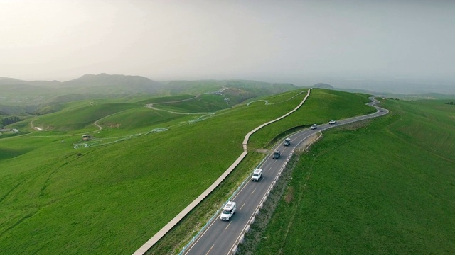 汽车在中国新疆的乡村道路上行驶的鸟瞰图。视频素材