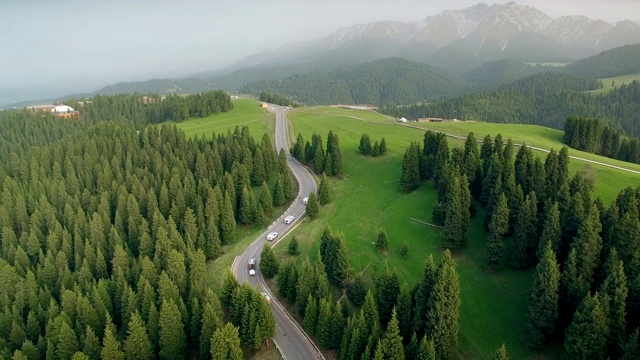 汽车在中国新疆的乡村道路上行驶的鸟瞰图。视频素材