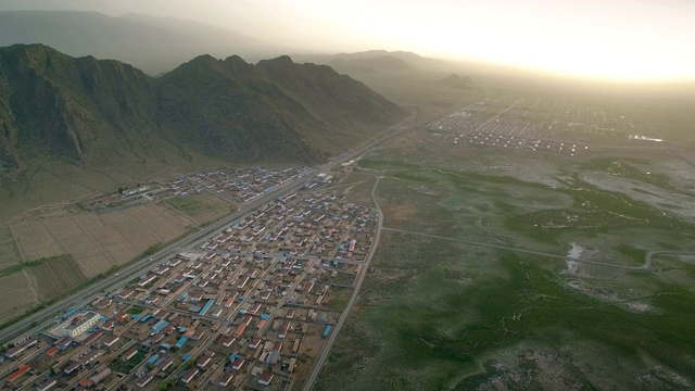 村庄和道路鸟瞰图，新疆，中国。视频素材