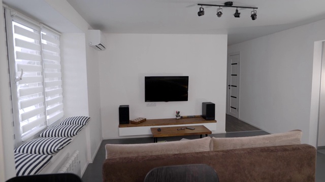 宽敞，明亮的客厅在现代公寓。斯堪的纳维亚风格的纯粹、极简主义住宅。室内设计视频素材