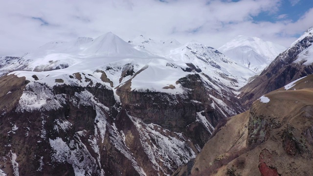 格鲁吉亚高加索地区白雪皑皑的山脉。视频素材